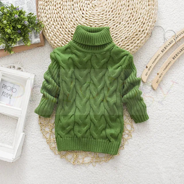 Détail du col roulé haut d'un pull enfant en tricot