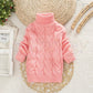 Texture du tricot épais d'un pull enfant, couleur grise
