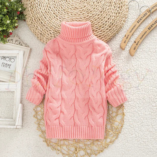 Texture du tricot épais d'un pull enfant, couleur grise