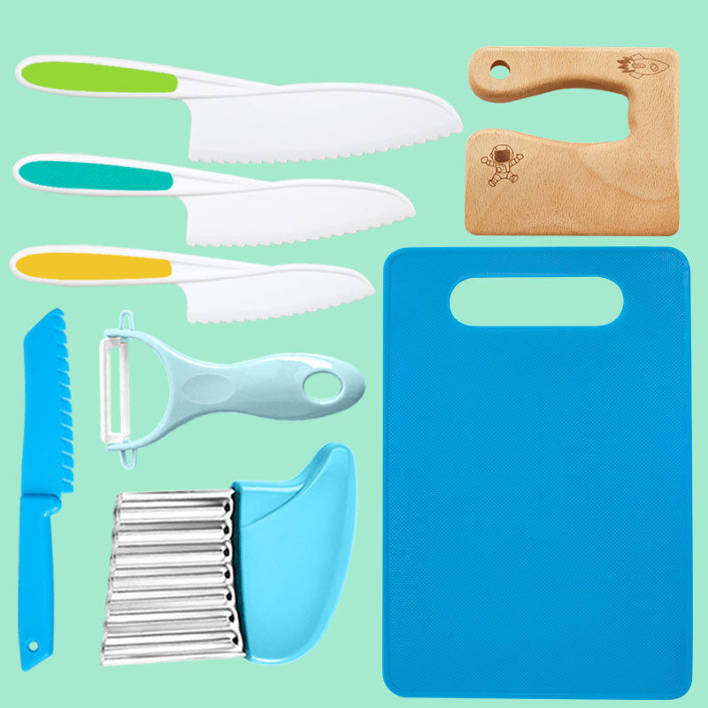 Couteaux colorés pour enfants sur planche à découper en plastique