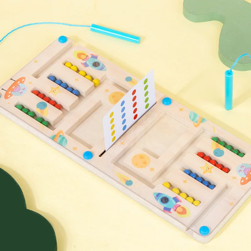 Enfant concentré sur un défi de jeu magnétique éducatif