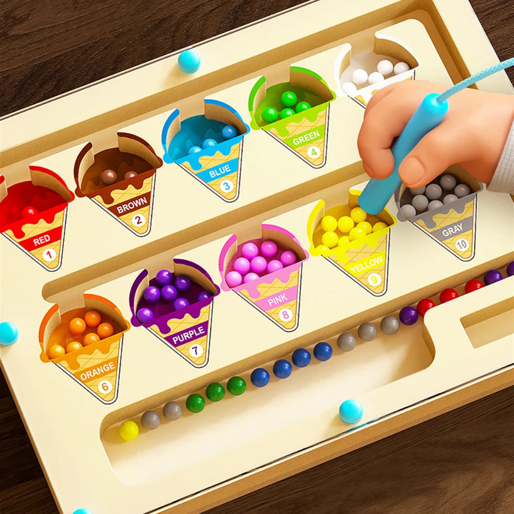 Enfant jouant avec un tableau magnétique en bois coloré