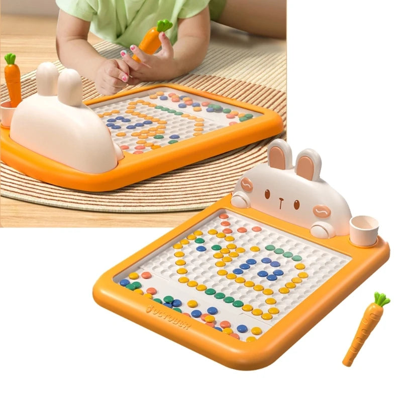 Enfant dessinant sur un tableau magnétique coloré