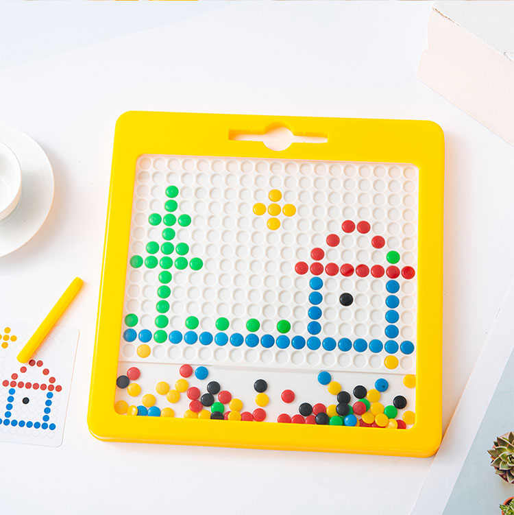 Enfant utilisant un tableau de dessin magnétique avec stylo