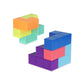 Enfant jouant avec un cube magnétique coloré sur une table