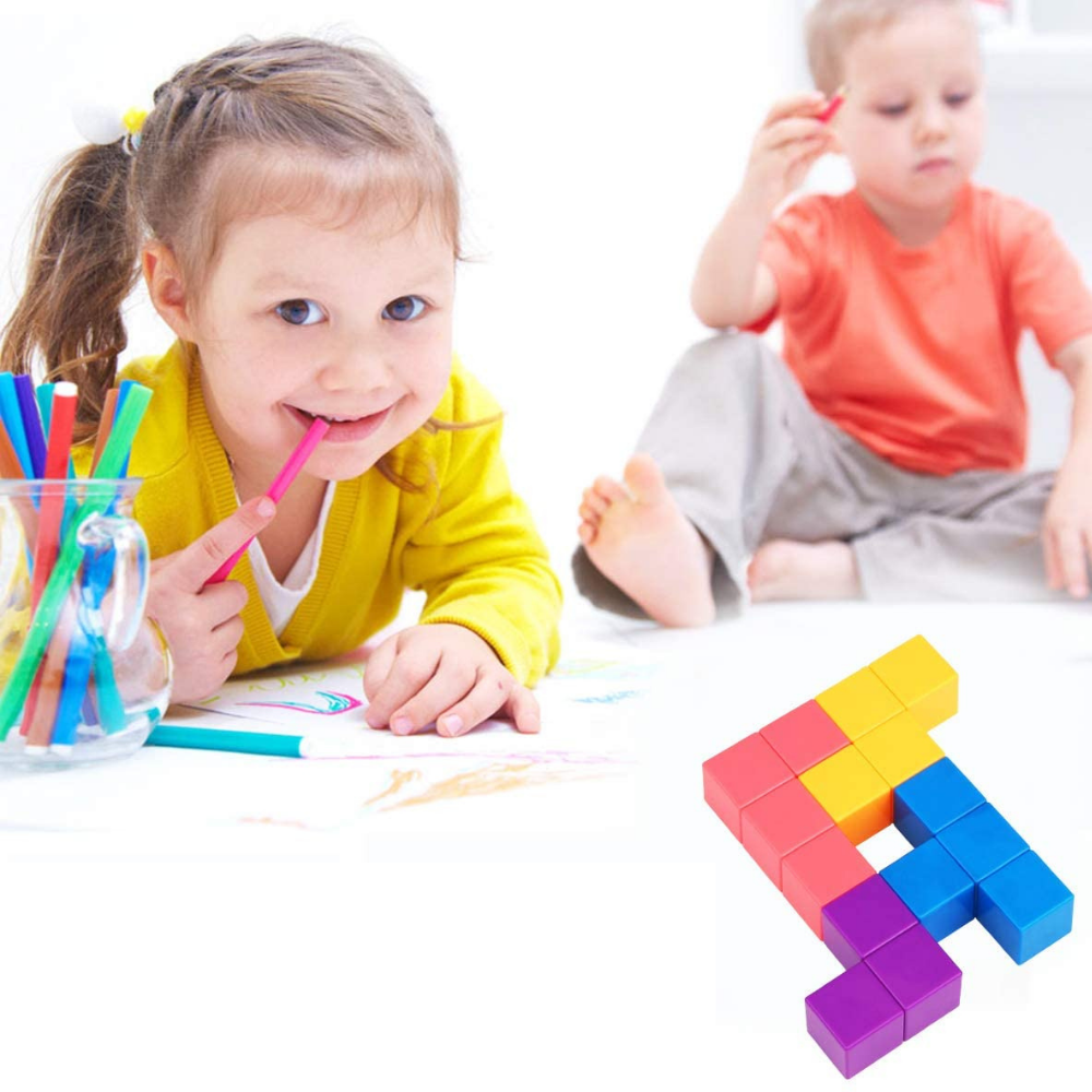 Gros plan sur un cube magnétique assemblé, montrant les couleurs vives