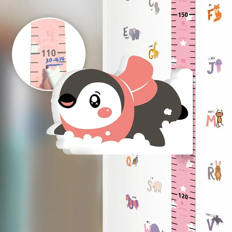 Enfant mesurant sa taille avec la toise murale ludique