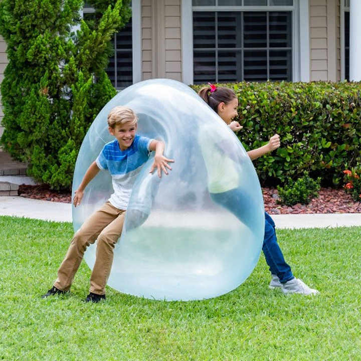 Balle gonflable dégonflée et prête à être rangée