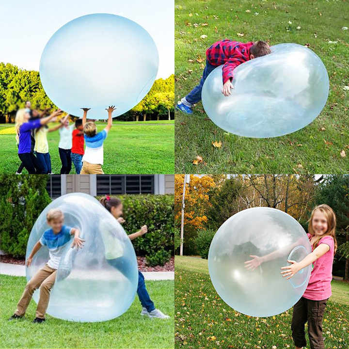 Enfants jouant avec une grande balle gonflable transparente