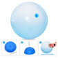Enfant grimpant sur une balle gonflable dans le jardin