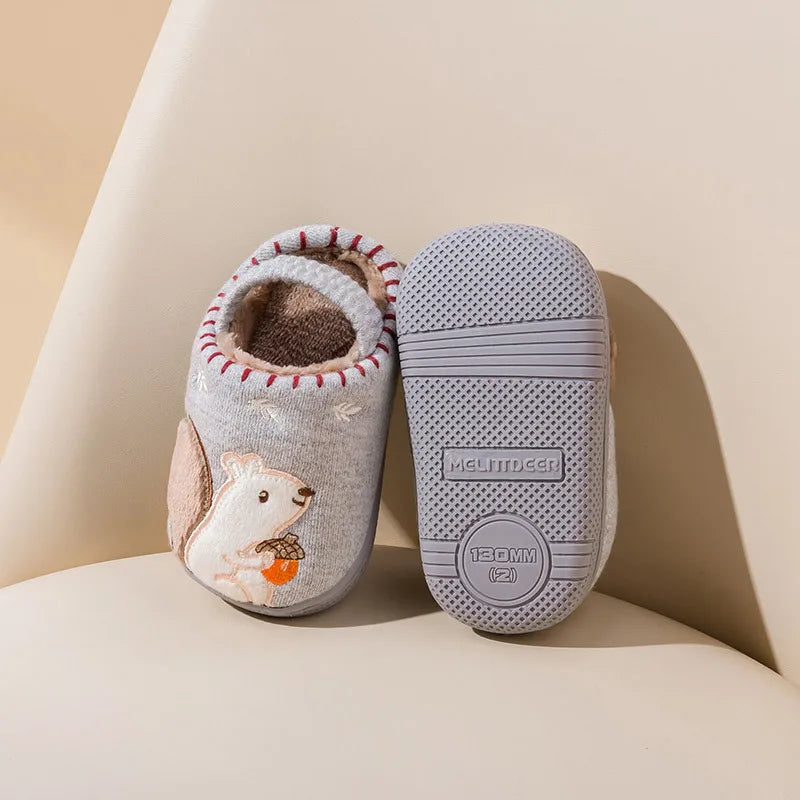 Chaussons pour enfants, design mignon, parfaits pour intérieur