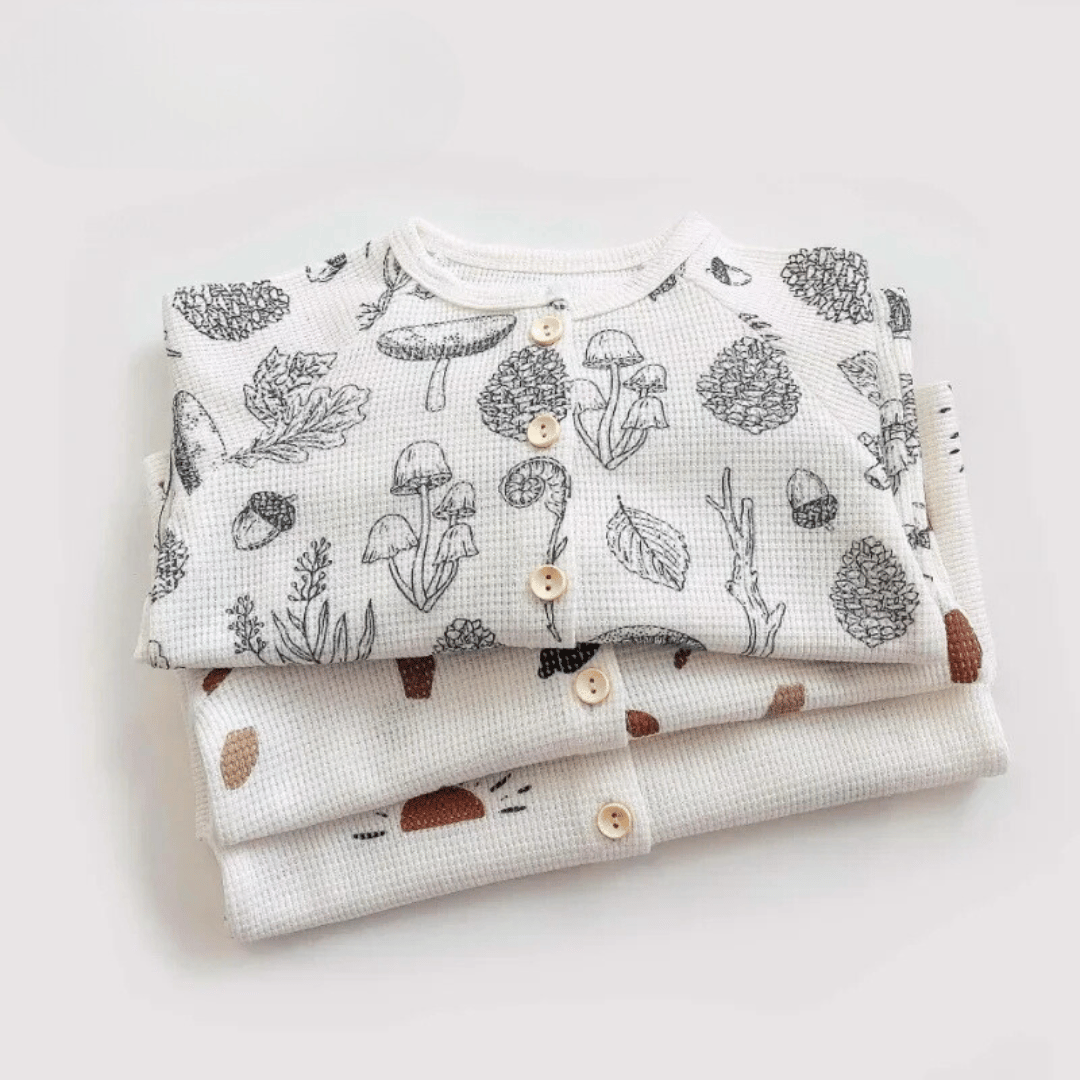 Enfant portant un pyjama en coton léger, manches longues