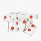 Enfant jouant en pyjama coton, design unisexe