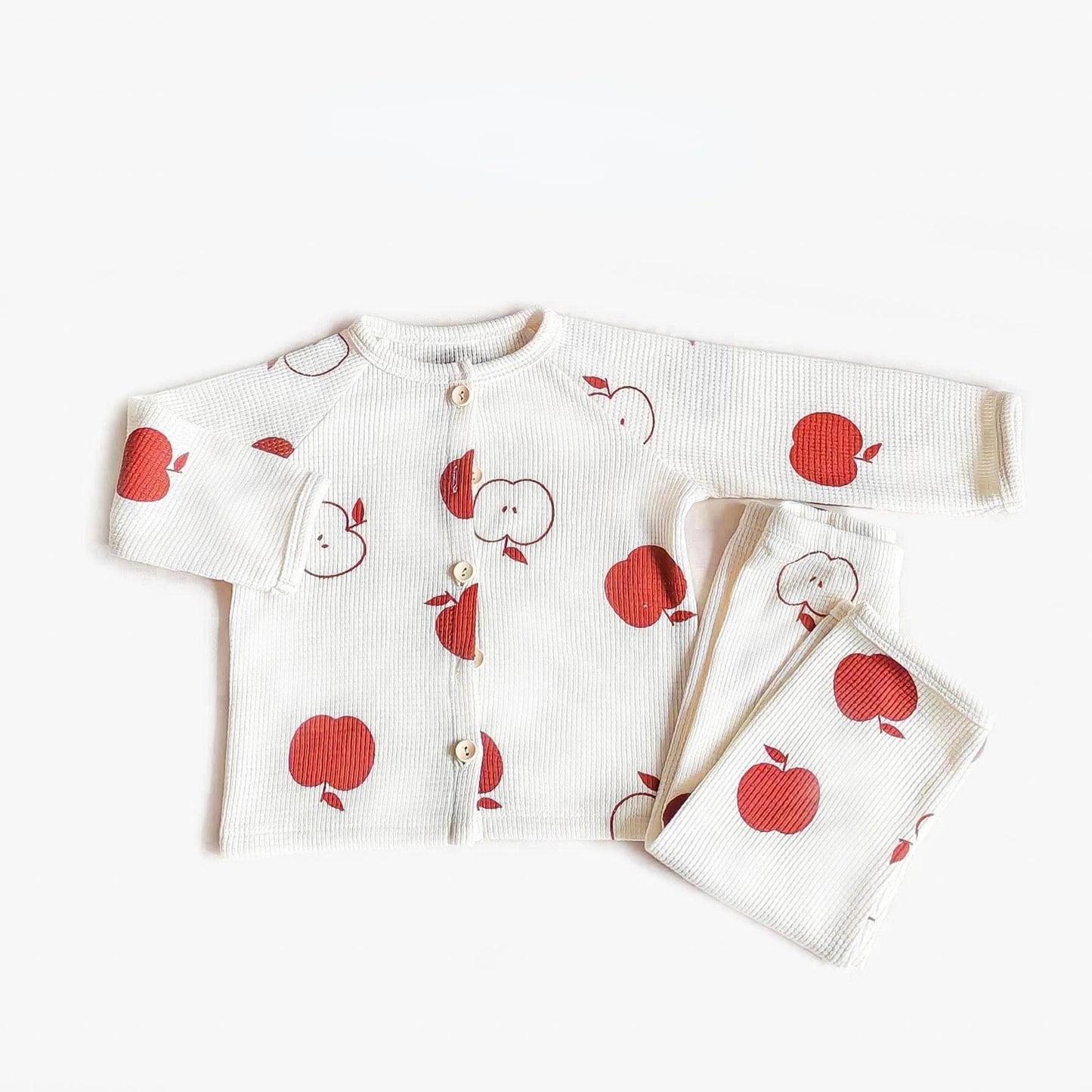 Enfant jouant en pyjama coton, design unisexe