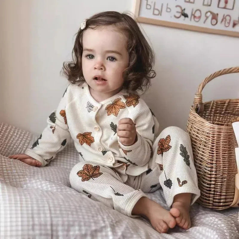 Gros plan sur le tissu aéré du pyjama enfant