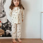 Zoom sur la texture douce du pyjama enfant