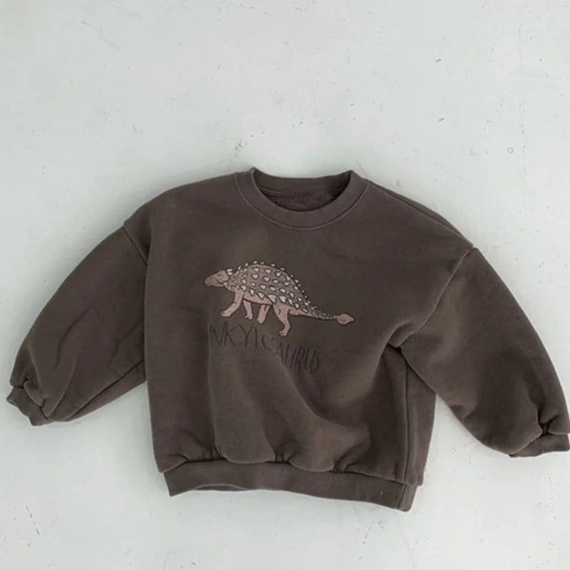 Gros plan sur le motif dinosaure amusant du sweat enfant