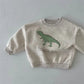 Détail des manches du sweat dinosaure en coton doux