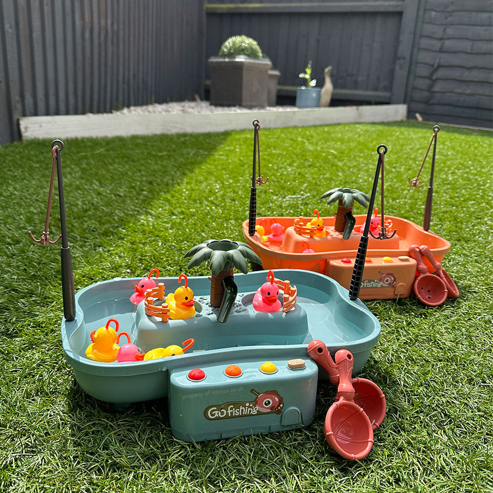 Enfants collaborant autour d'un jeu de pêche interactif