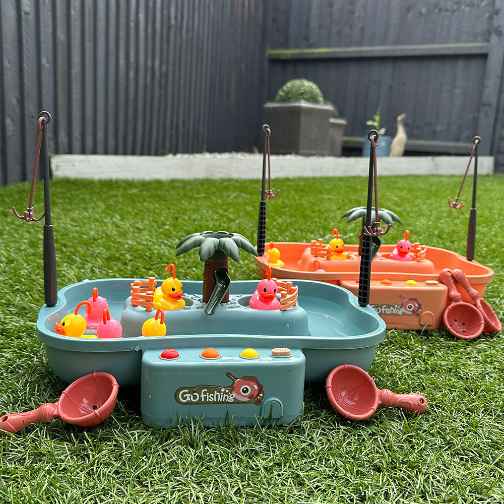 Enfant jouant avec un jeu de pêche en plastique coloré