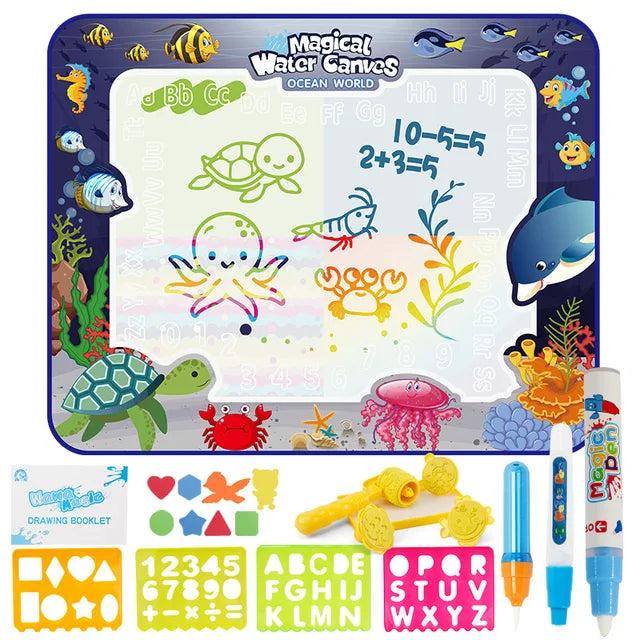 Enfants jouant ensemble sur le tapis de dessin aquatique