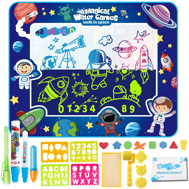 Stylos à eau et pochoirs posés sur le tapis de dessin