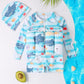 Enfant souriant en maillot de bain rose avec protection UV