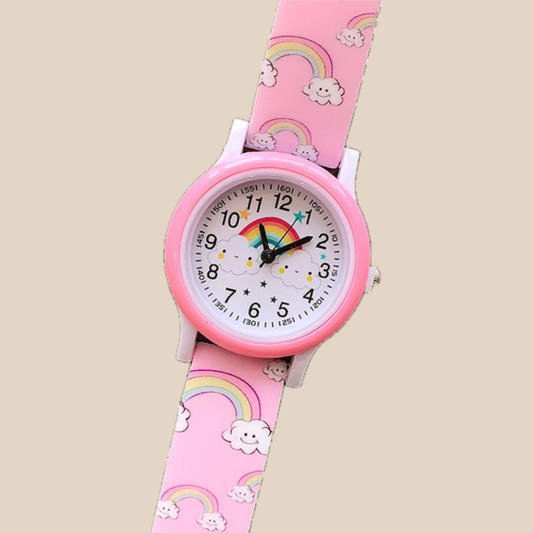 Montre enfant posée sur une surface blanche