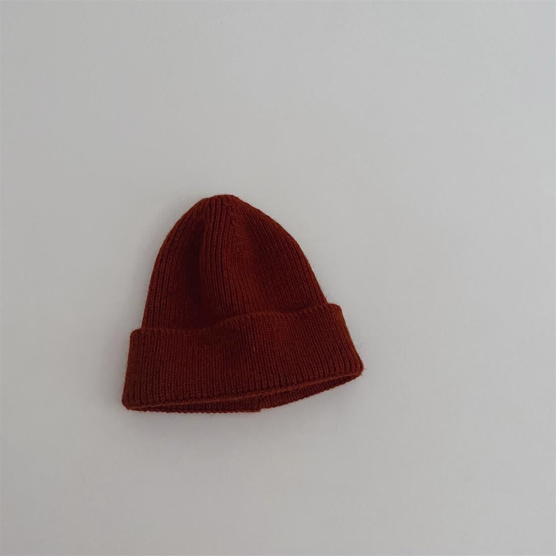 Bonnet noir en coton pour enfant, sur fond uni