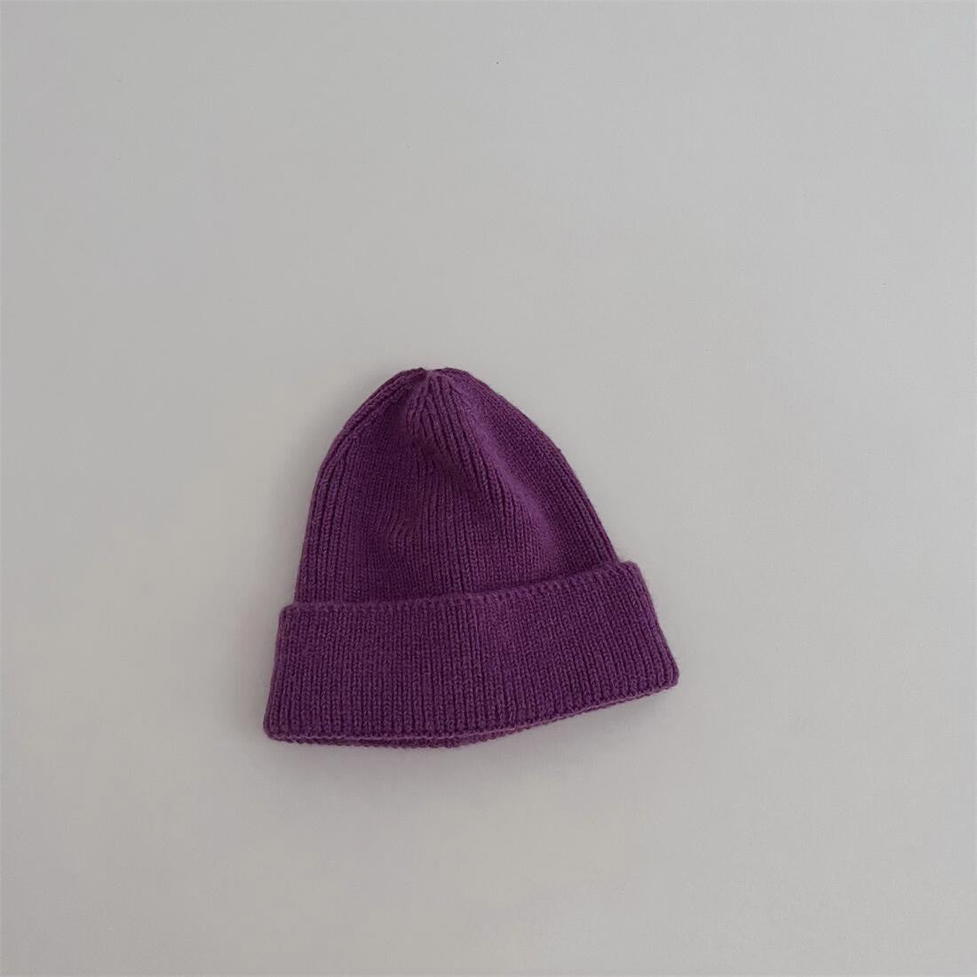 Bonnet bleu foncé en coton, sur un fond lumineux