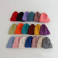 Bonnet en coton rouge pour enfant sur fond blanc