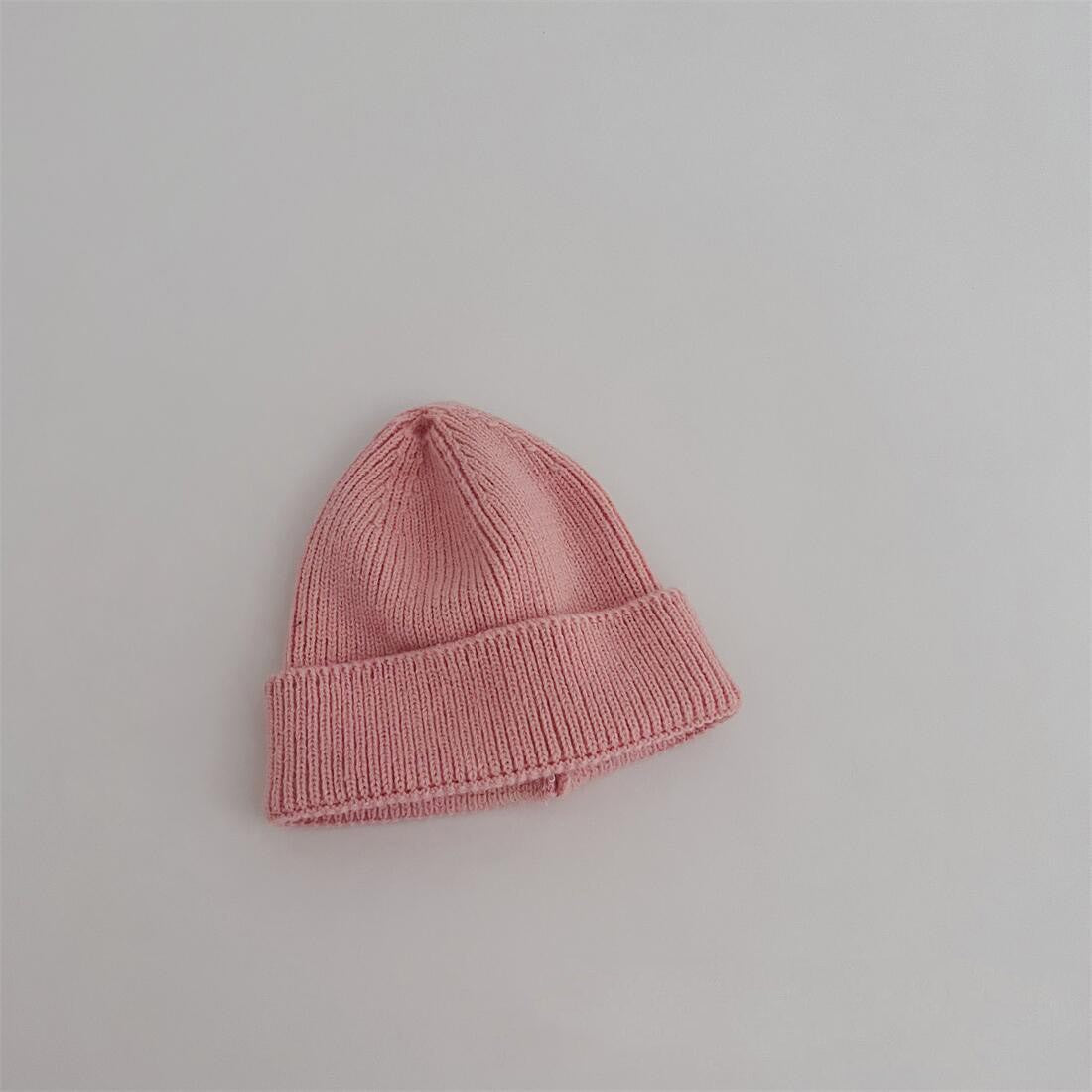 Bonnet violet en coton, posé sur une table