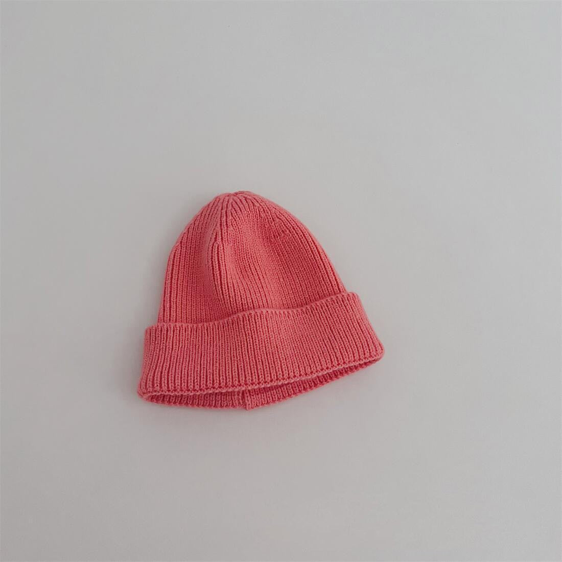Vue rapprochée d'un bonnet gris en coton pour enfant