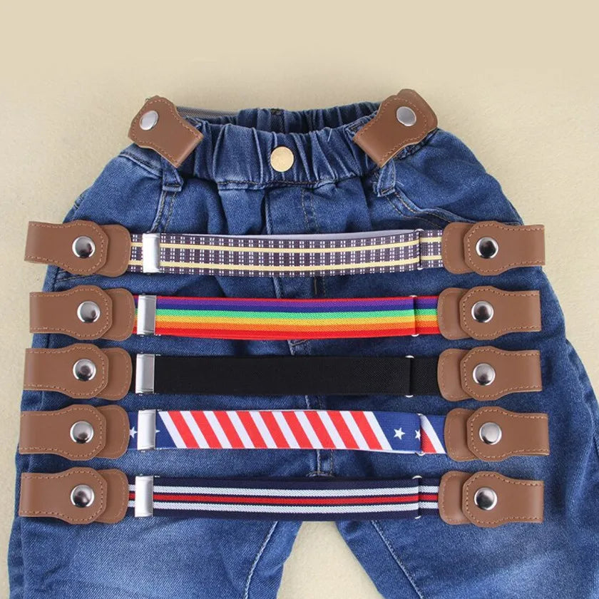Gros plan sur la boucle métallique de la ceinture enfant