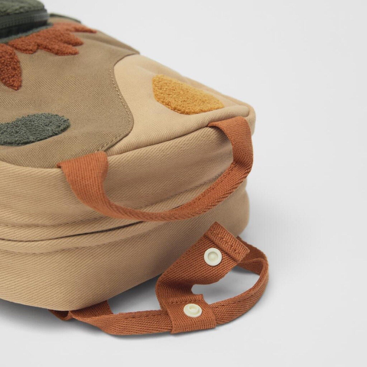 Enfant portant le sac à dos, ajusté pour le confort