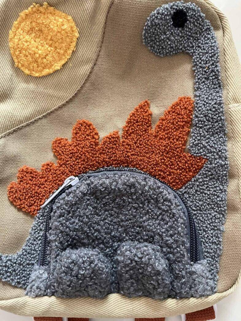 Sac à dos posé sur une table, montrant sa taille compacte
