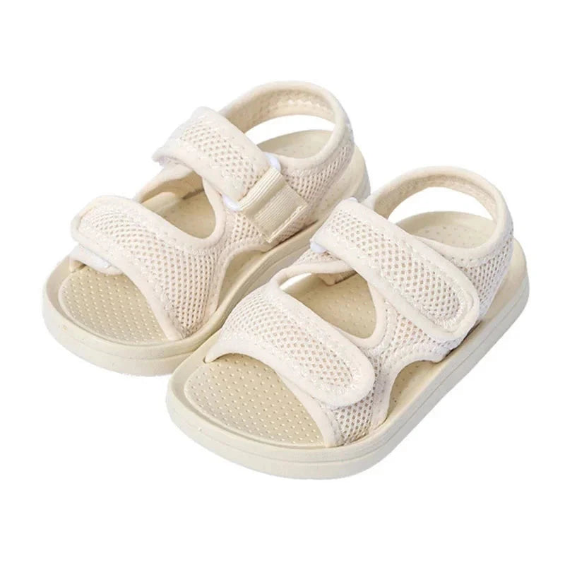 Sandales enfant avec semelles souples sur fond blanc