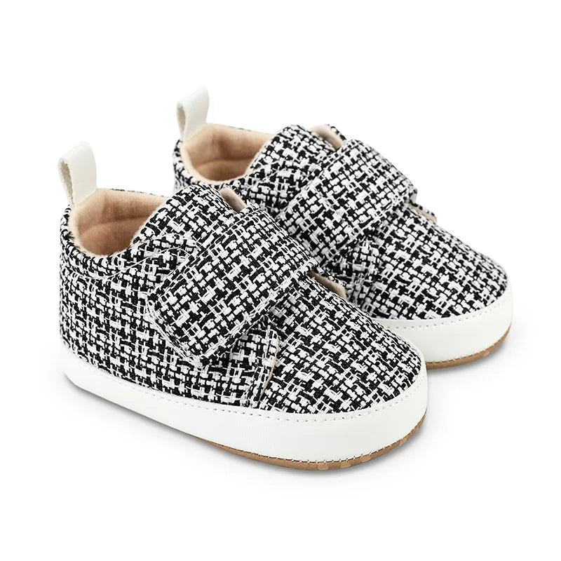 Chaussures enfant avec velcro, matériau respirant en gros plan