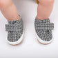 Chaussures enfant avec velcro, semelle antidérapante vue de côté