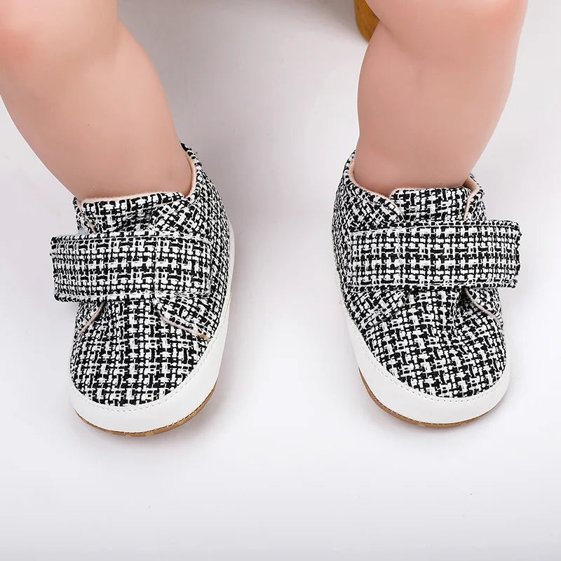 Chaussures enfant avec velcro, semelle antidérapante vue de côté