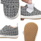 Gros plan sur la fermeture velcro des chaussures enfant