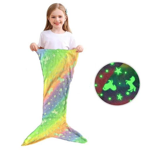 Sac de couchage sirène dans une chambre d'enfant décorée