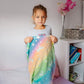 Enfant dormant dans un sac de couchage sirène coloré