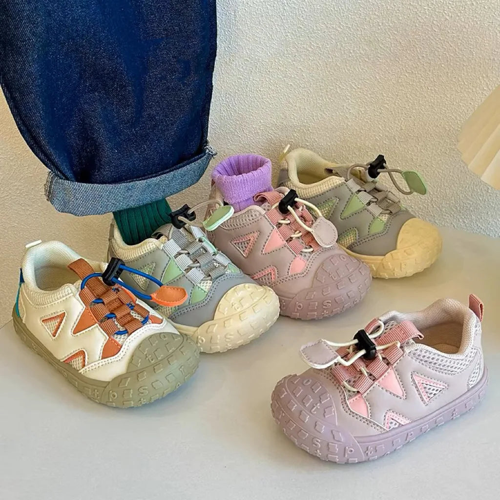 Vue de côté des baskets enfant avec semelle antidérapante