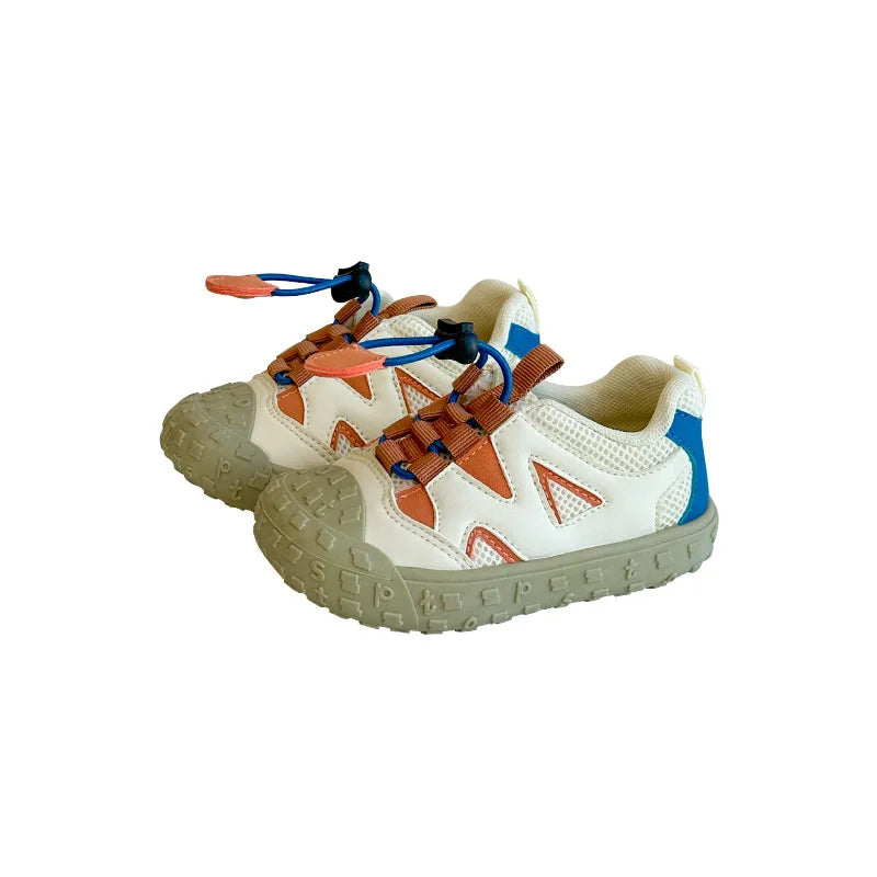 Gros plan sur la maille respirante des baskets enfant