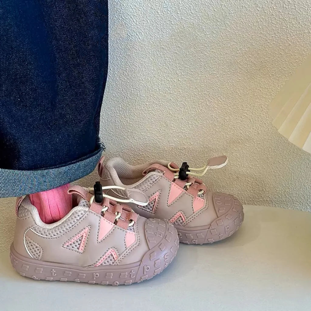 Baskets enfant montrant la semelle en caoutchouc
