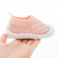 Gros plan sur la fermeture Velcro des baskets enfant