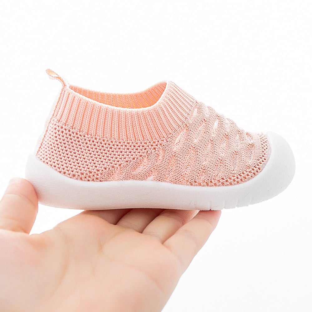 Gros plan sur la fermeture Velcro des baskets enfant