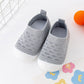 Vue de dessus des baskets enfant en textile aéré