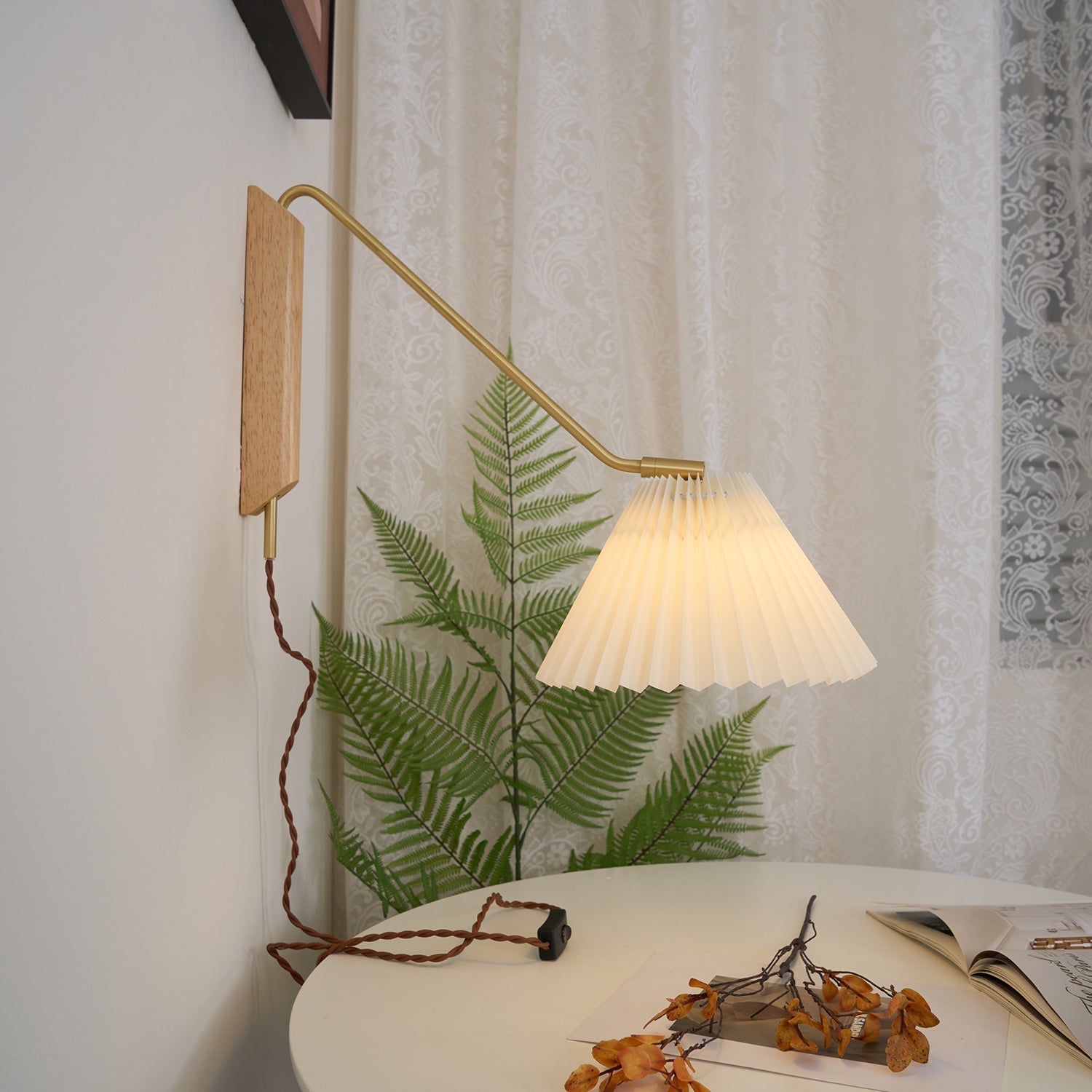 Gros plan sur la texture du bois de l'applique murale